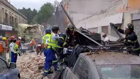 Derrumbe en obra del Centro Histórico deja lesionados; barda cae sobre camión de pasajeros