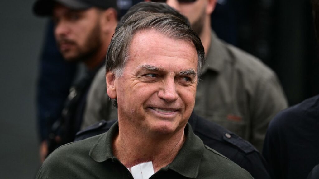 Operan a Jair Bolsonaro, expresidente de Brasil; suma varias intervenciones quirúrgicas