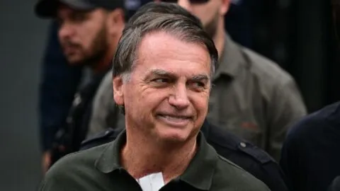 Operan a Jair Bolsonaro, expresidente de Brasil; suma varias intervenciones quirúrgicas