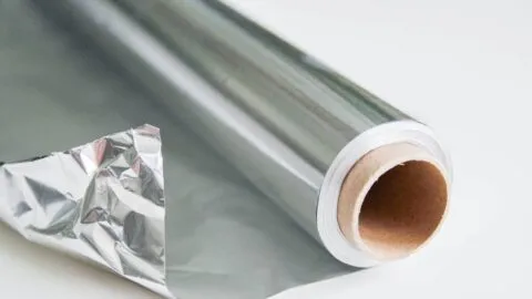 Pegar papel aluminio en la pared: para qué sirve y por qué lo recomiendan