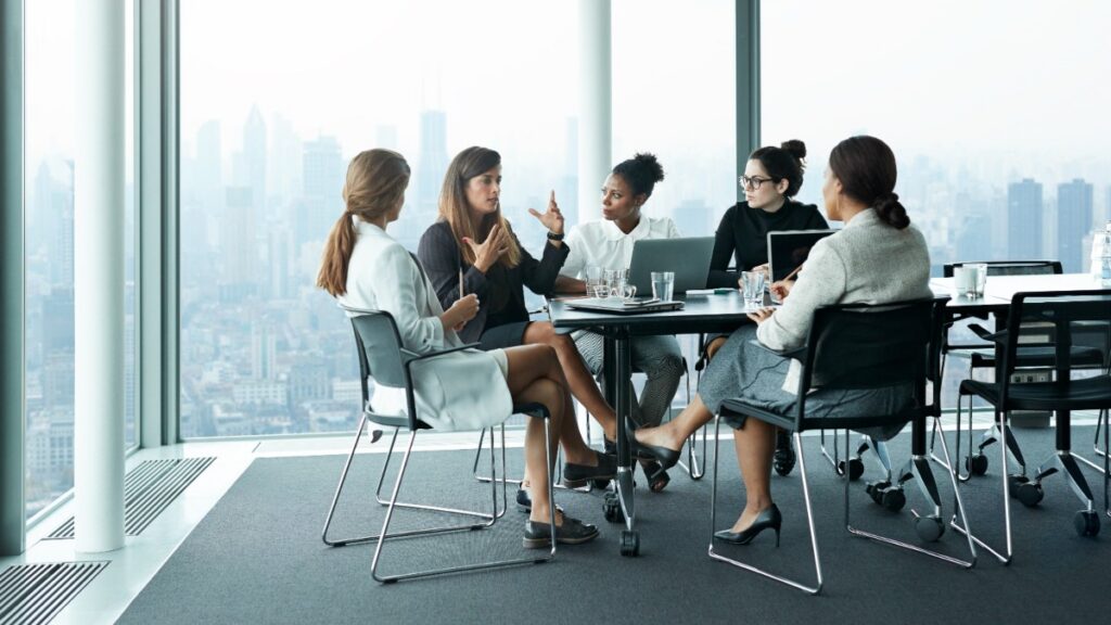 Participación económica de las mujeres aumentó en 60 años, pero redujo los nacimientos