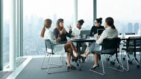 Participación económica de las mujeres aumentó en 60 años, pero redujo los nacimientos