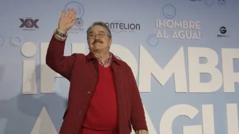 Hospitalizan a Pedro Sola tras caer en un bache en calles de CDMX; ¿cuál es su estado de salud?
