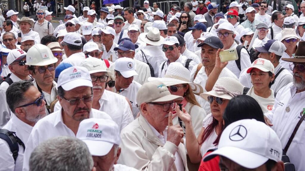 Un nuevo decreto publicado por el gobierno federal desató polémica entre exservidores públicos jubilados, quienes aseguran que podrían perder parte de las pensiones por las que trabajaron durante décadas.