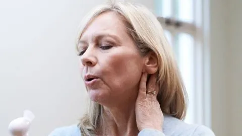 Mujeres en perimenopausia tendrían más riesgo cardiovascular, según investigación