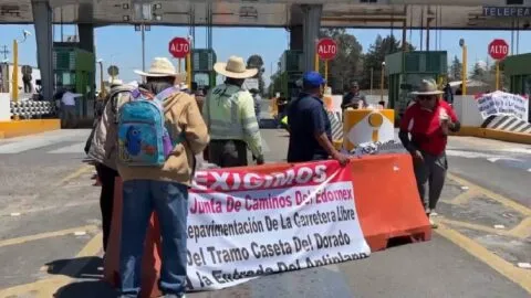 Protestan en la Panamericana por mal estado de calles en Almoloya de Juárez