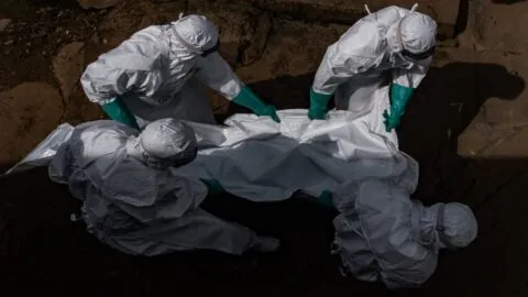 Ébola suma 43 muertes y más de 263 casos confirmados en Congo y Uganda