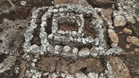 Descubren posible altar maya de mil 500 años en obras del Tren Maya de carga
