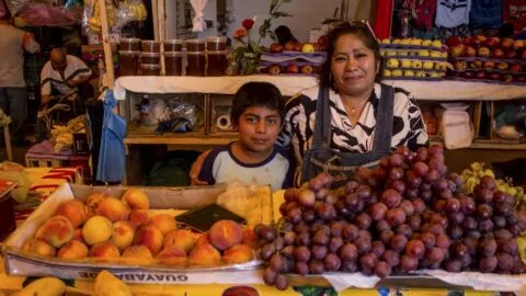 Ser mamá y trabajar en México: el reto que enfrenta el 55% en informalidad