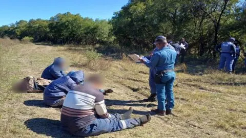 Detienen a cuatro mexicanos tras operativo contra laboratorio de metanfetamina en Sudáfrica
