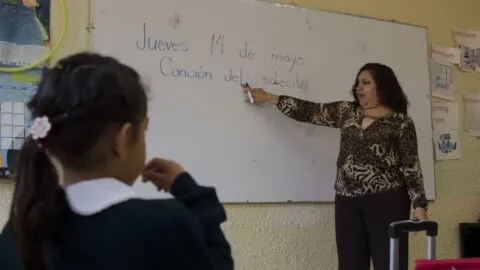 Ser maestro en México no garantiza un buen sueldo; algunos no alcanzan el salario mínimo
