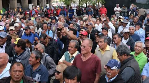 Extrabajadores de la extinta Ruta 100 encabezan las movilizaciones en CDMX este 18 de mayo