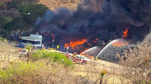 Fuerte incendio en El Gavilán desata enorme nube de humo sobre Vallarta