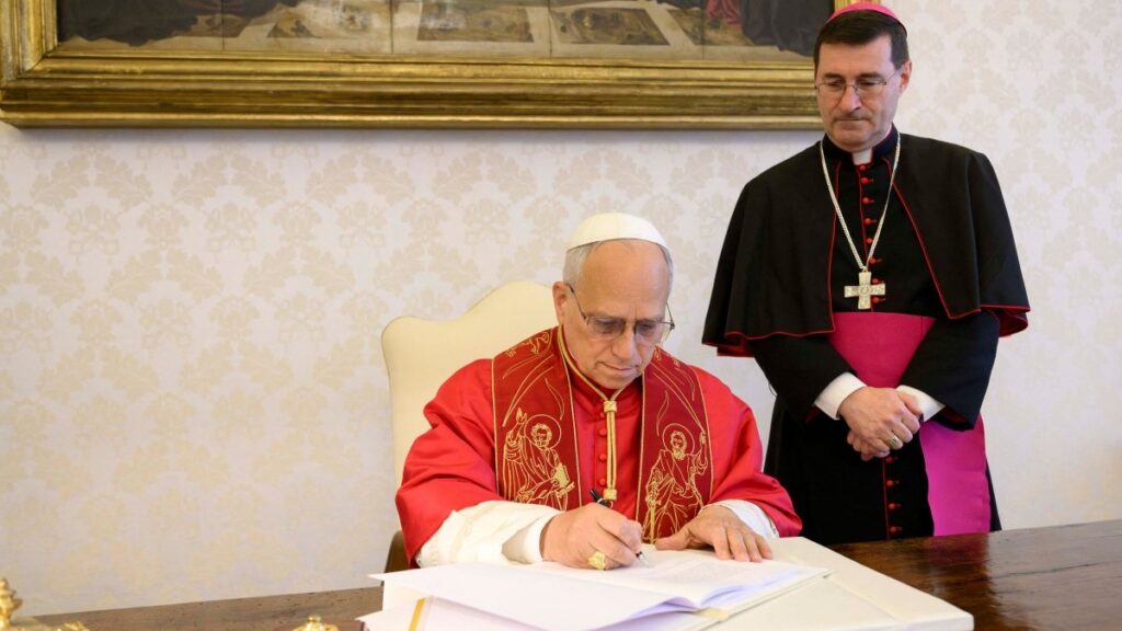 Papa León XIV firma su Ecíclica. AFP