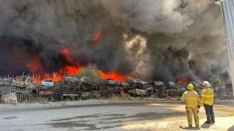 Fuerte incendio en depósito de autos en Ensenada provoca desalojo de casas y comercios