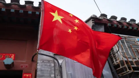 China responde a EE. UU.: ordena a empresas energéticas ignorar sanciones