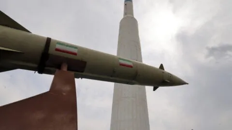 Cinco estadounidenses resultan heridos tras ataque iraní contra base militar en Kuwait