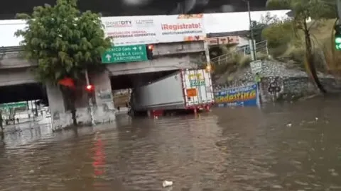 Lluvias colapsan vialidades en Puebla y dejan autos atrapados