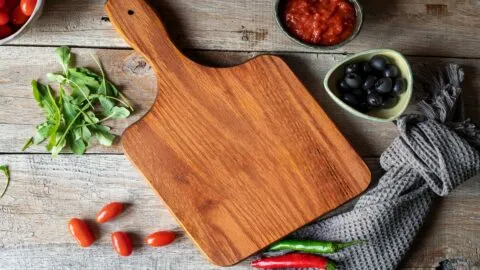 ¿Cuál es la mejor tabla para usar en la cocina? Estas son las ventajas y desventajas de cada material