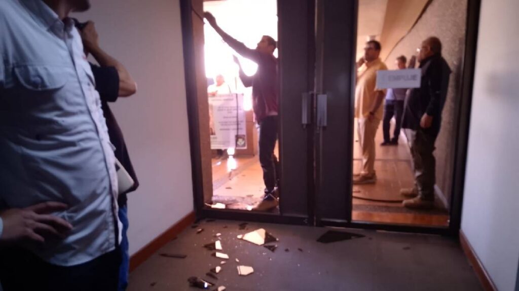 queremos-a-nuestros-hijos-protesta-estalla-en-sinaloa-madres-buscadoras-ingresan-a-palacio-de-gobierno-y-rompen-cristales