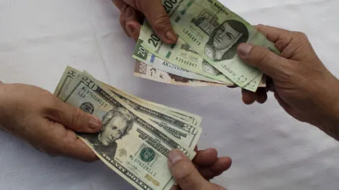 Un golpe a las remesas de indocumentados afectará a la economía mexicana