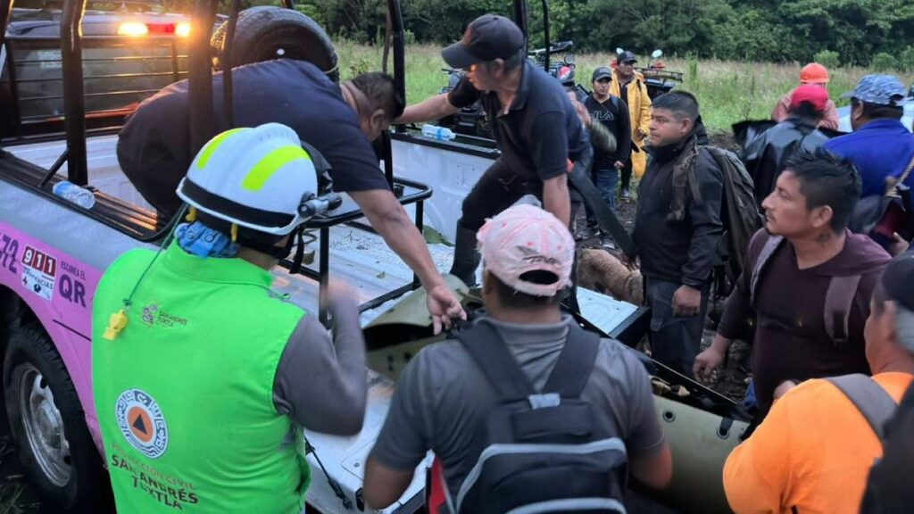 Rescatan 11 personas en volcán de Veracruz.