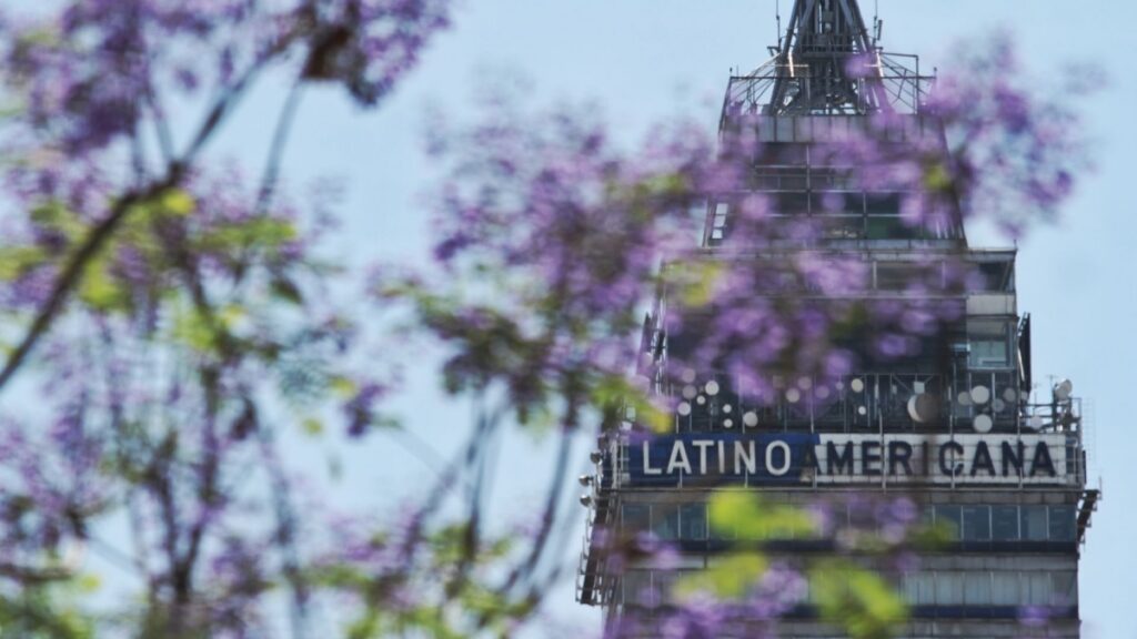 Rescatan bomberos de CDMX a 4 personas atrapadas en elevador de la Torre Latinoamericana