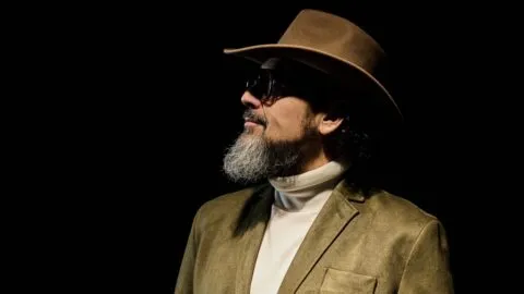 Reyli Barba revive sus clásicos al ritmo del mariachi y celebra su década luminosa con “A caballo”