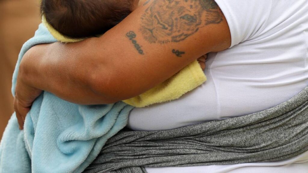 La mujer ocultó mercancía bajo una cobija de bebé en Puebla.