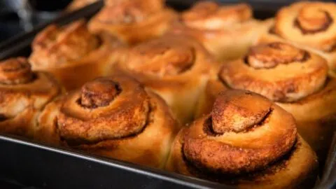 Roles de canela con queso crema caseros: receta fácil para acompañar en cualquier momento