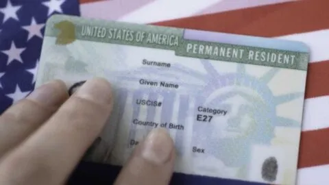 Nueva regla de Green Card obligará a migrantes a salir de EE. UU.
