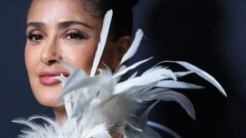 ¡Como un cisne! Salma Hayek arrasa con vestido de plumas blancas en Cannes 2026
