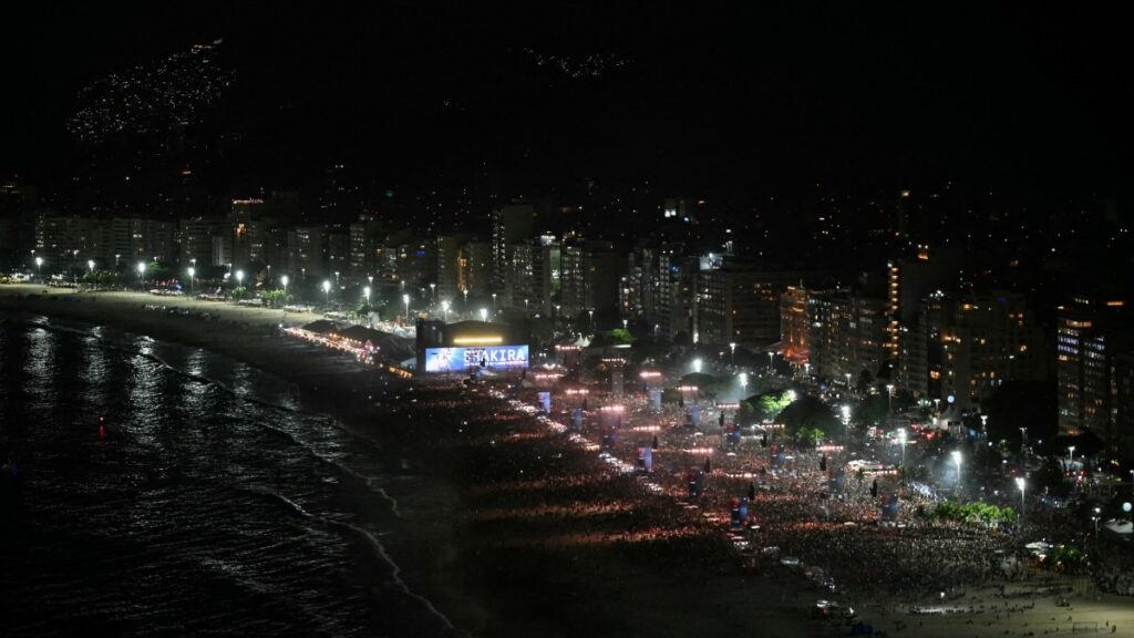 Shakira junta a 2 millones de personas en playa de Rio, supera a Madonna y casi empata a Lady Gaga