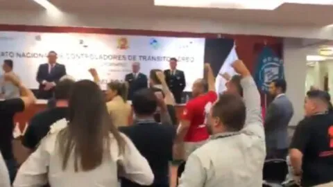 Controladores aéreos amagan con irse a huelga