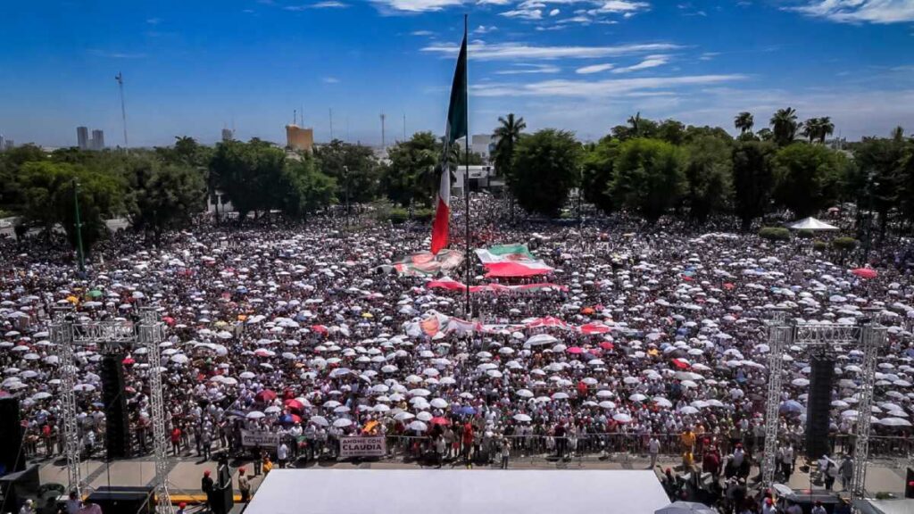 Sinaloenses participan en acto público para seguir mensaje de Sheinbaum