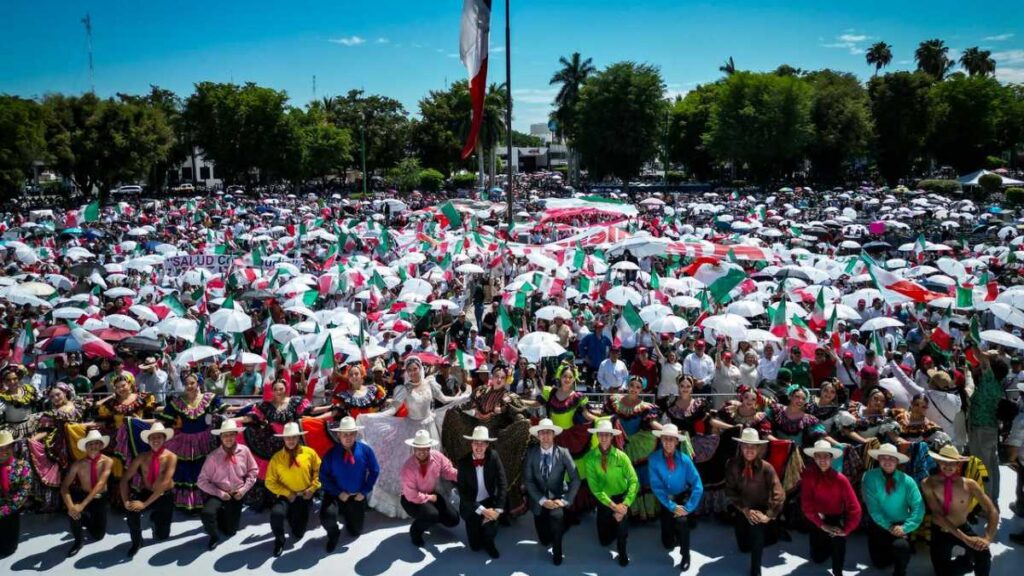 Sinaloenses participan en acto público para seguir mensaje de Sheinbaum