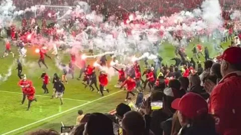 ¡Caos en el Clásico! Partido entre Slavia y Parta termina con invasión y violencia en el campo