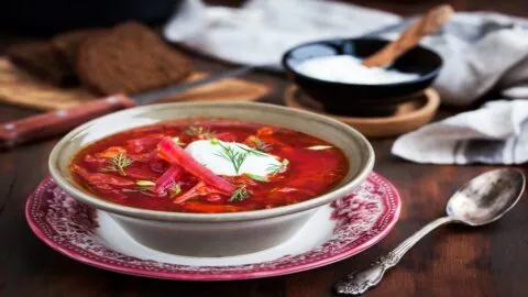 ¿Cómo hacer sopa rusa, el famoso platillo con betabel y carne?
