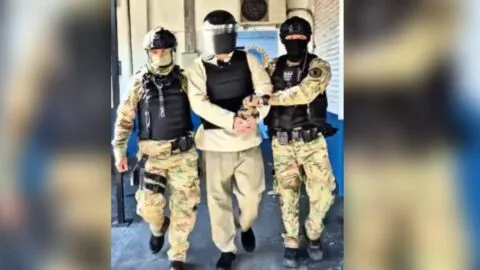 Fernando Farías Laguna, excontralmirante de la Marina, ingresa a penal en Argentina; autoridades comparten video de traslado