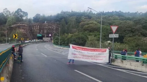 Protesta por falta de agua genera caos en la Supervía Poniente