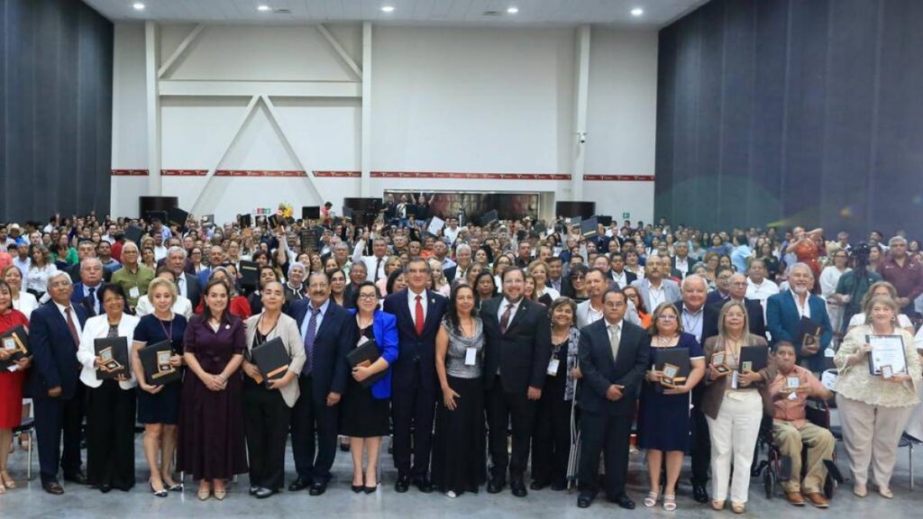 Américo Villarreal reconoció a 183 maestros con 40 años de servicio y destacó avances educativos en Tamaulipas durante el Día del Maestro.
