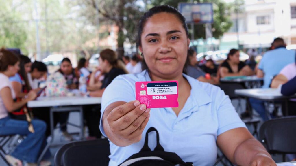La Tarjeta Rosa en Guanajuato entregará hasta 6 mil pesos y apoyo social a madres de 25 a 45 años registradas.