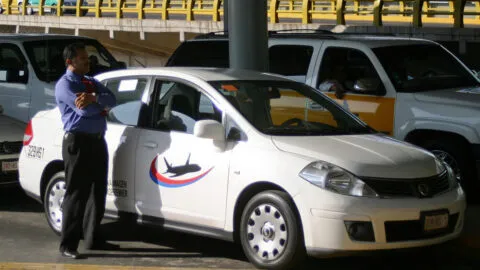 Anuncia mejoras para taxis del AICM; incluyen seguridad e infraestructura