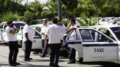 Suspenden a taxista de Playa del Carmen que agredió a una pasajera que reclamaba su cambio
