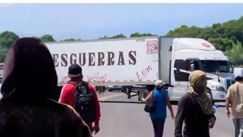 Tensión y protestas en Michoacán tras asesinato de maestro y líderes comunales