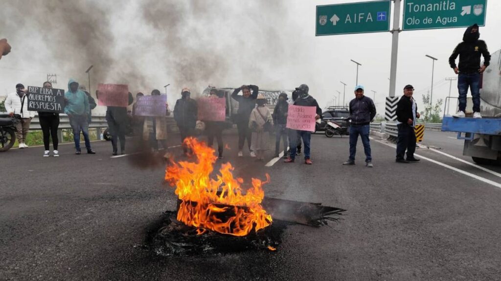 Ejidatarios mantienen protesta con tractores, llantas y fogatas.