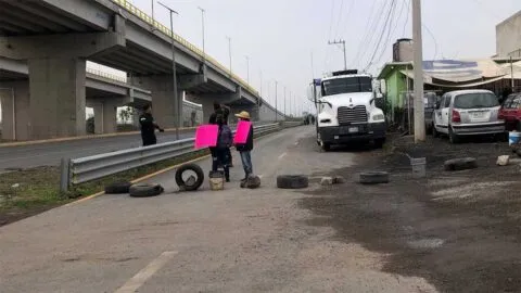 Ejidatarios bloquean la carretera AIFA-Tonanitla en ambos sentidos