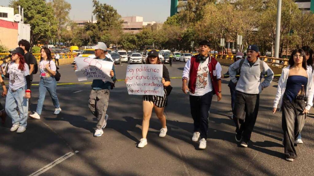 Trabajadores del IPN encabezan protestas en CDMX este martes 12 de abril.