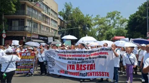 Trabajadores del ISSSTE protestan por elección sindical y exigen impugnar proceso