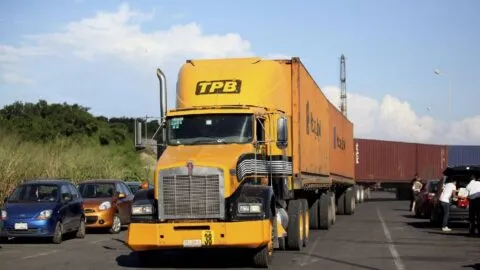 Trailero arrolla a presunto delincuente para escapar de falso retén en la autopista Puebla-Orizaba